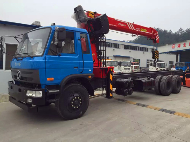 東風(fēng)153后八輪隨車吊