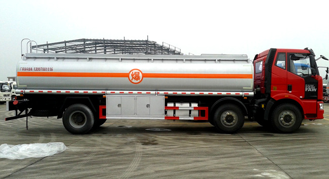 國五解放小三軸26方油罐車