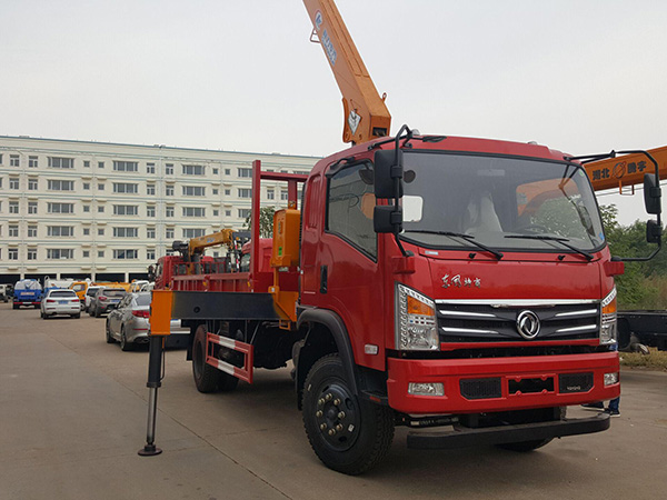 東風(fēng)廂長(zhǎng)3.6米藍(lán)牌隨車(chē)吊