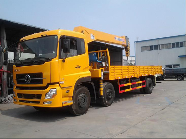 東風(fēng)前四后四8.3米隨車(chē)吊