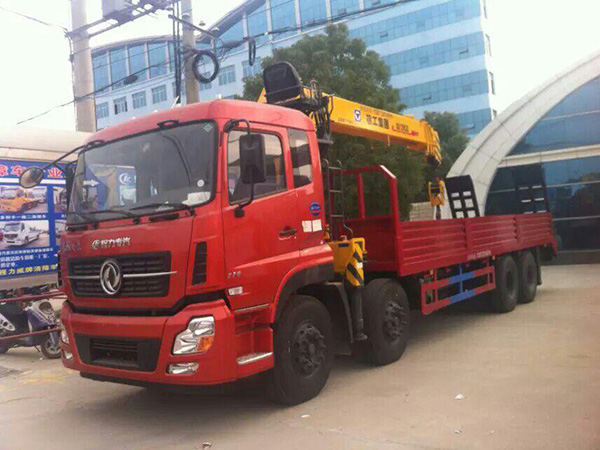 東風(fēng)前四后八8.5米隨車吊