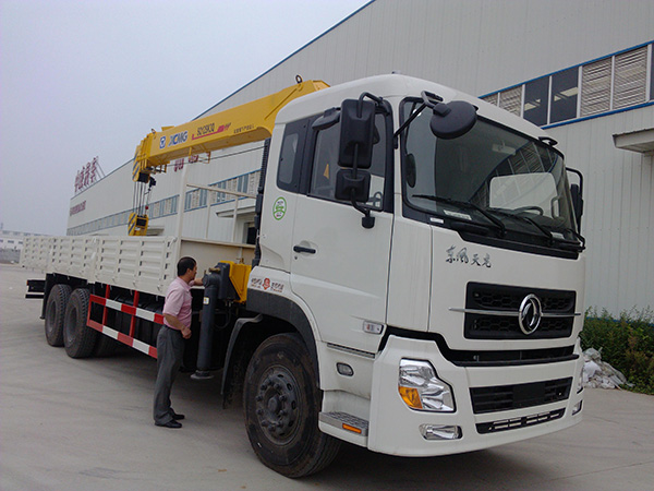 東風天龍后八輪8.5米隨車吊