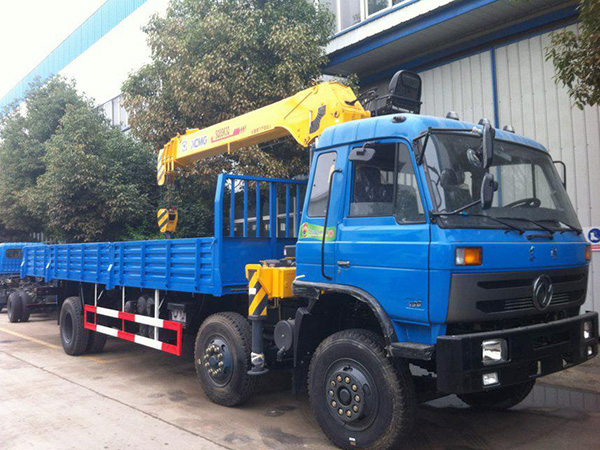 東風(fēng)前四后四輪8.5米隨車(chē)吊