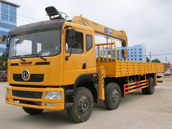 東風(fēng)前四后四輪8.5米隨車(chē)吊