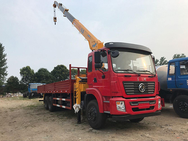 東風(fēng)前四后四輪8.5米隨車(chē)吊