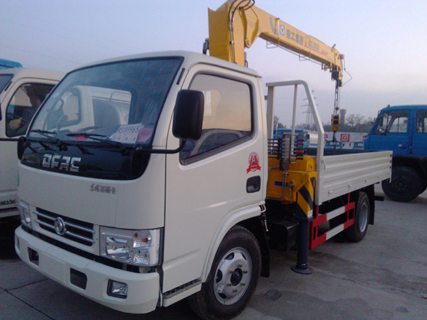 東風(fēng)多利卡3.4藍(lán)牌隨車(chē)吊