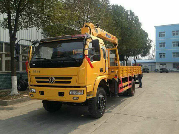 東風(fēng)廂長(zhǎng)5.1米隨車吊