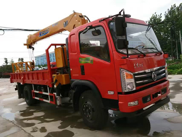 東風(fēng)廂長(zhǎng)5.1米隨車吊