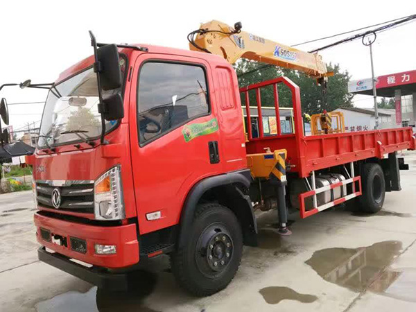 東風(fēng)廂長(zhǎng)5.1米隨車(chē)吊