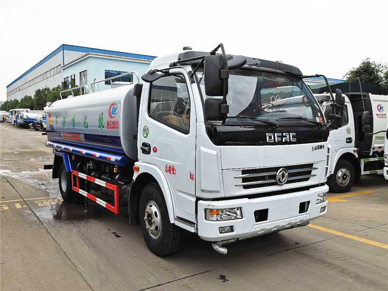 東風多利卡D7的8噸灑水車