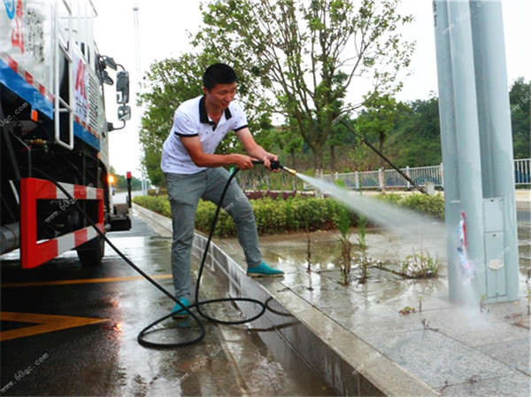東風(fēng)天錦路面清洗車卷盤沖洗效果